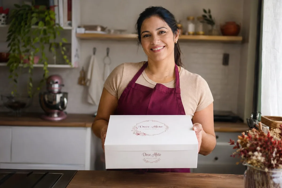 Empreendedora de confeitaria com seus produtos